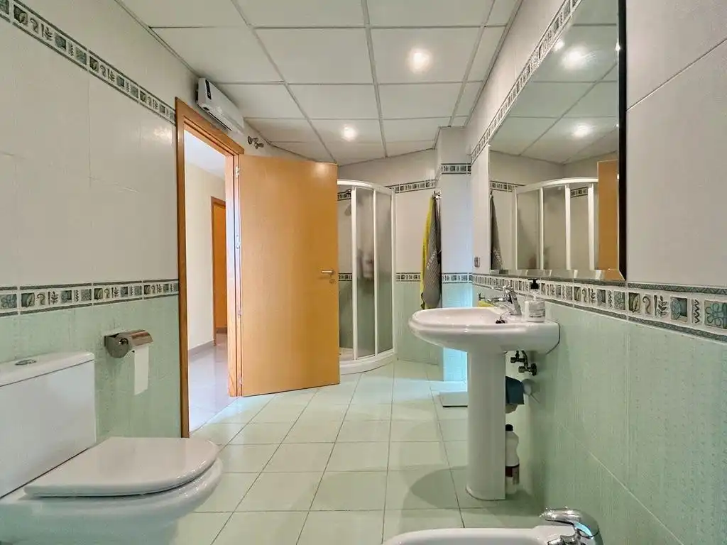Bany de Casa o xalet en venda en Badajoz amb Aire condicionat, Calefacció i Jardí privat