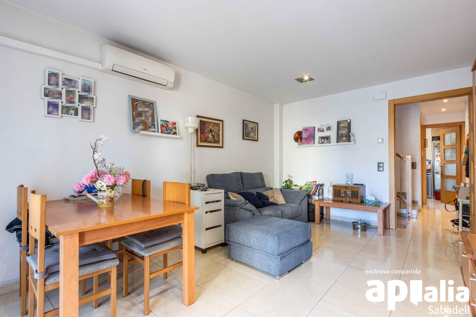 Sala d'estar de Casa adosada en venda en Barberà del Vallès amb Calefacció, Terrassa i Forn