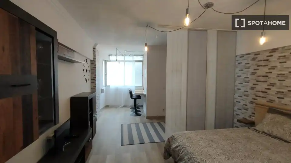 Habitación de Estudio para compartir en Puerto de la Cruz con Aire acondicionado, Terraza y Amueblado