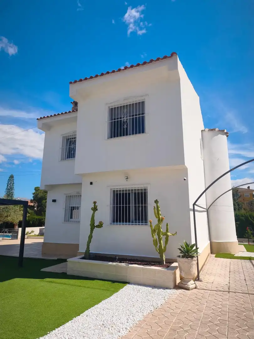 Vista exterior de Casa o chalet en venta en San Vicente del Raspeig / Sant Vicent del Raspeig con Piscina comunitaria