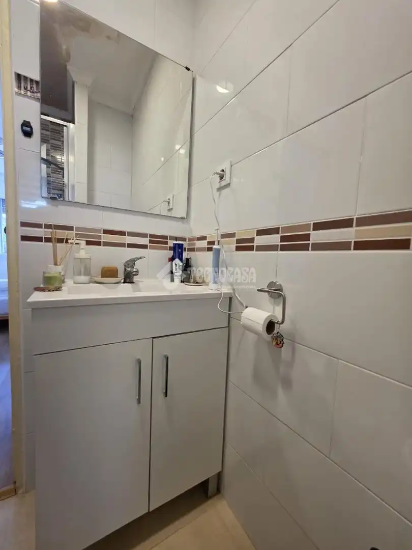 Bathroom of Flat for sale in Sevilla  with Air Conditioner, Terrace and Balcony