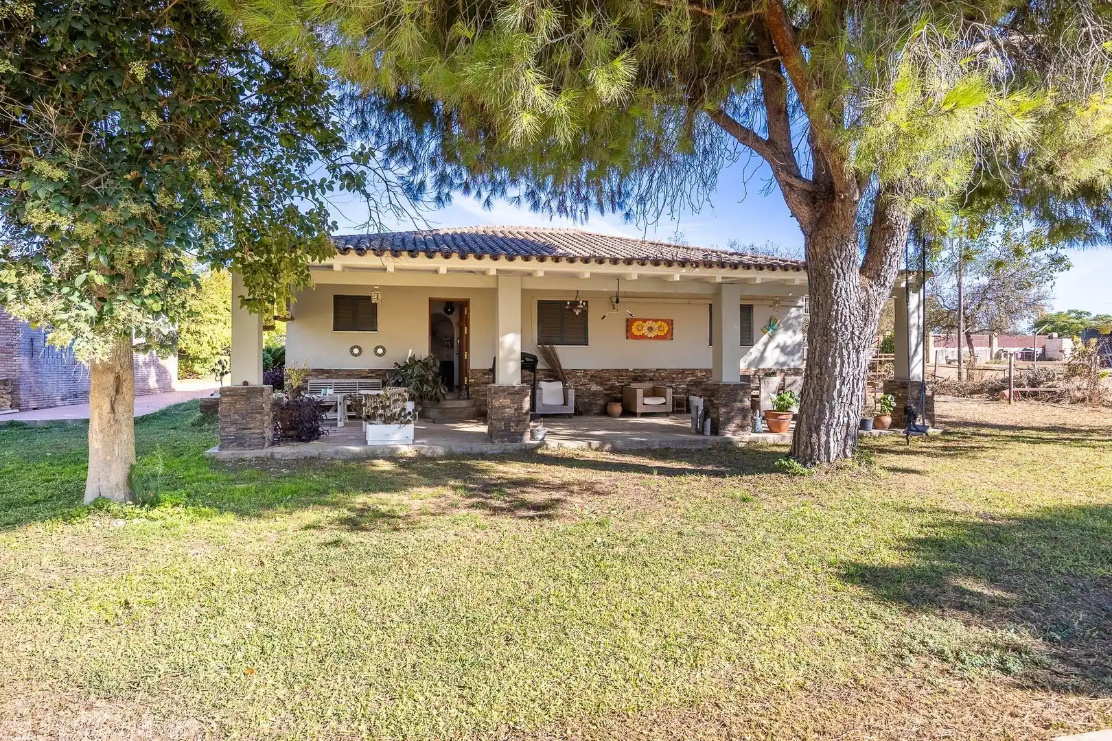 Vista exterior de Casa o xalet en venda en Mairena del Aljarafe amb Aire condicionat, Jardí privat i Traster