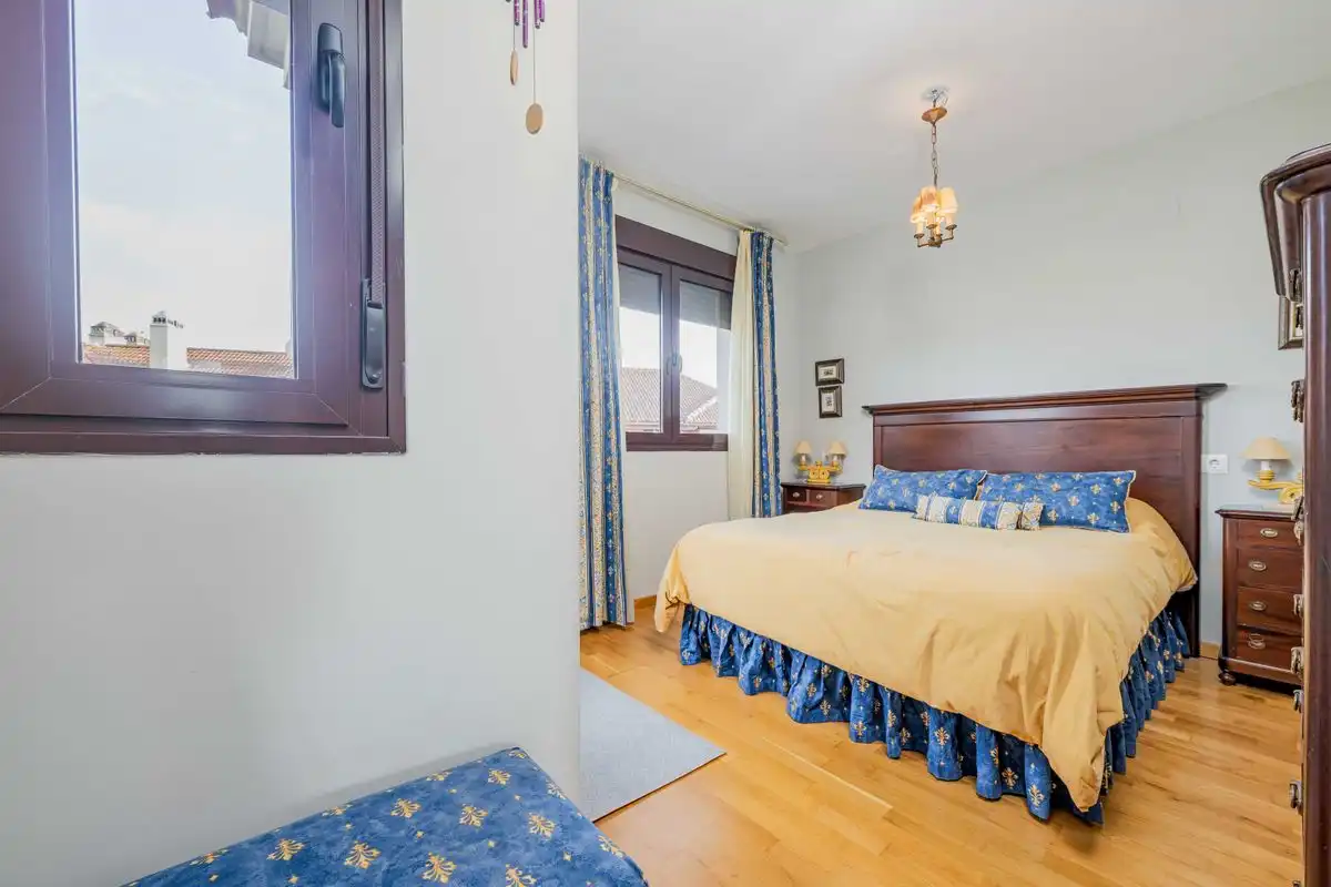 Habitación de Ático en venta en Guillena con Calefacción, Terraza y Trastero