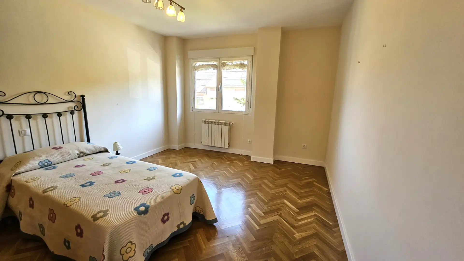Dormitori de Casa adosada en venda en Las Rozas de Madrid amb Calefacció, Jardí privat i Parquet