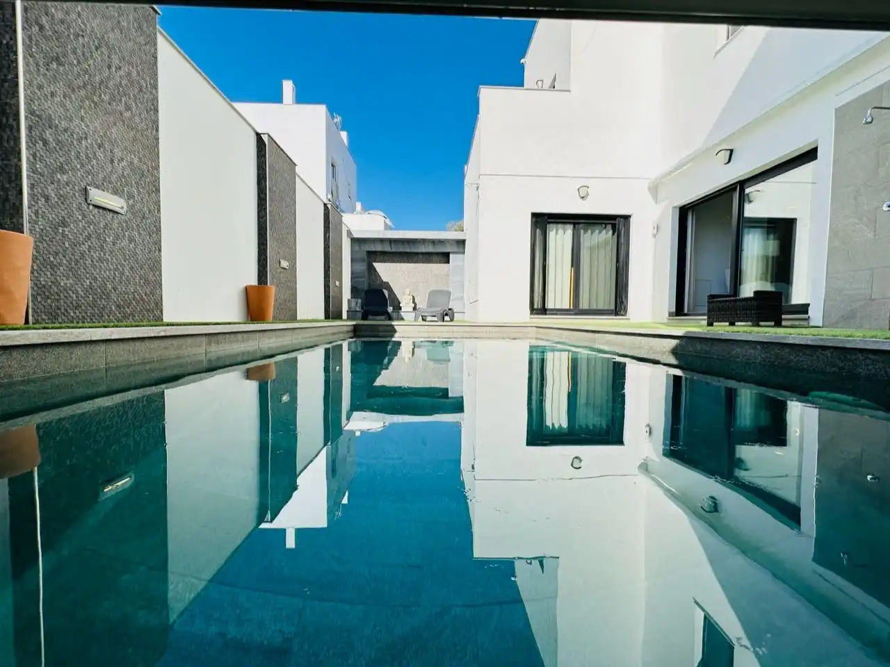 Piscina de Casa o chalet en venta en Nerja con Aire acondicionado, Jardín privado y Trastero