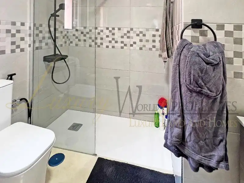 Badezimmer von Dachboden zum Verkauf in Arona mit Klimaanlage, Terrasse und Abstellraum