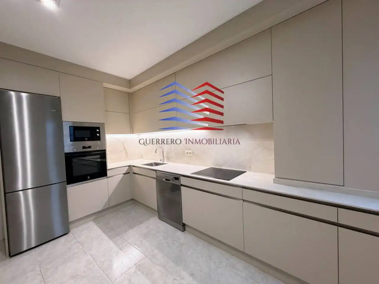 Cuina de Pis de lloguer en Ourense Capital  amb Calefacció i Parquet