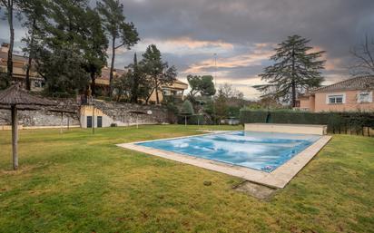 Piscina de Casa adosada en venda en Galapagar amb Aire condicionat, Calefacció i Jardí privat