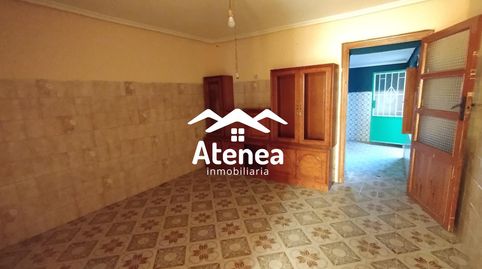 AMPLIA VIVIENDA EN LA RODA.
