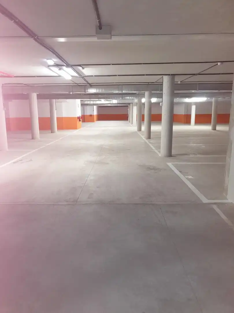 Parkplatz von Garage zur Miete in Siero