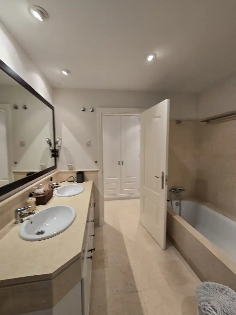 Baño de Piso en venta en Benahavís con Aire acondicionado, Terraza y Trastero