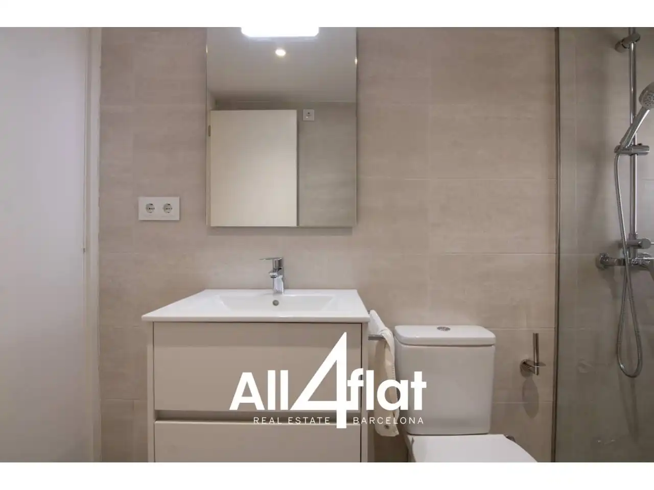 Badezimmer von Maisonette zur Miete in Mataró mit Klimaanlage und Parkett