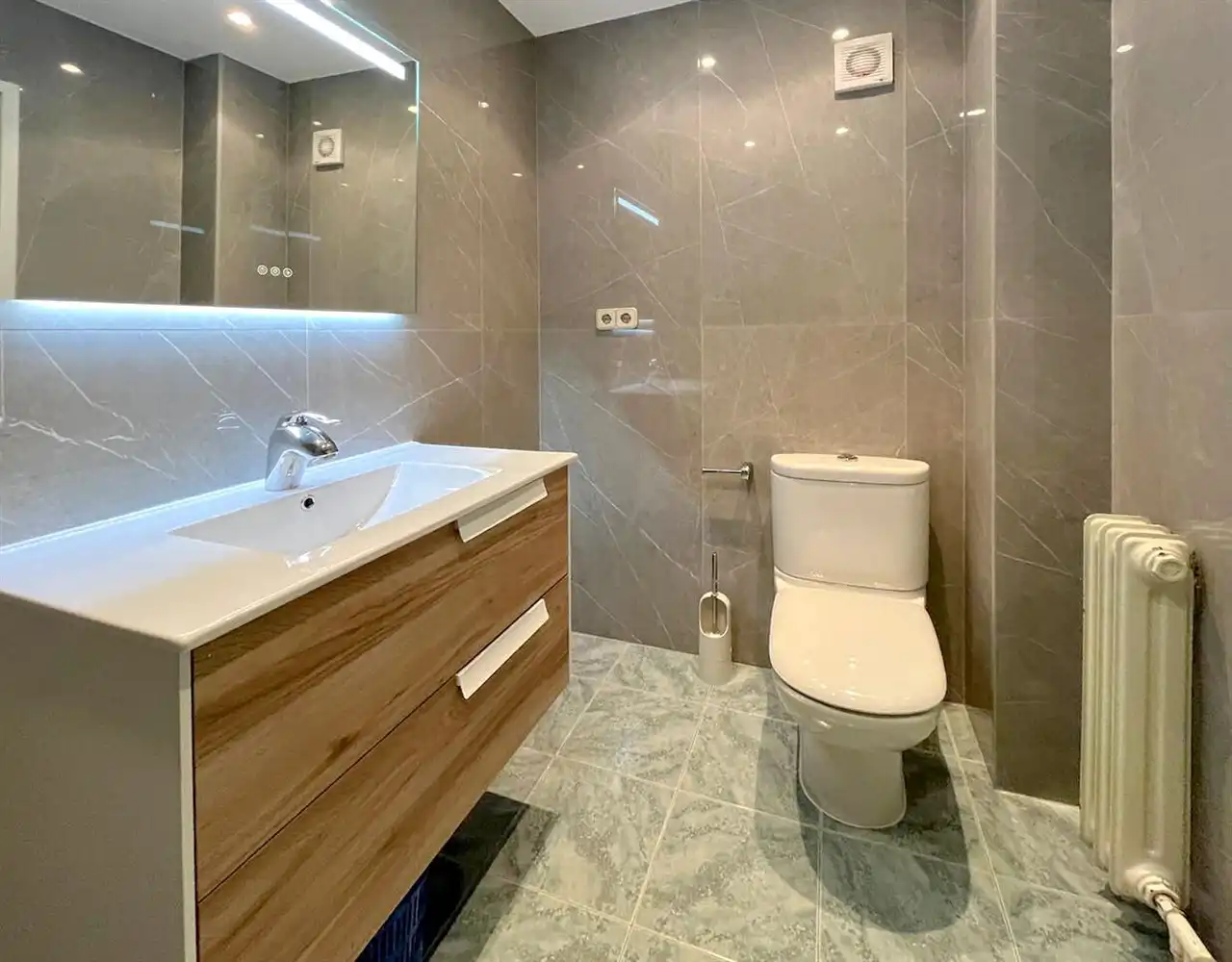 Badezimmer von Wohnung zum Verkauf in Barcelona mit Klimaanlage und Gemeinschaftspool