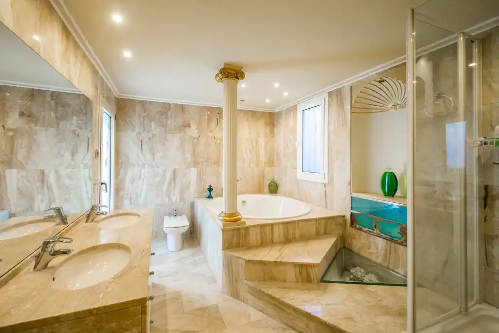 Baño de Casa adosada en venta en Castell d'Aro, Platja d'Aro i s'Agaró con Aire acondicionado, Calefacción y Jardín privado