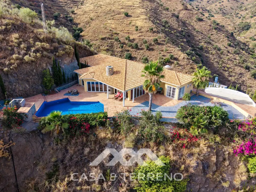 Vista exterior de Casa o xalet en venda en Algarrobo amb Jardí privat, Terrassa i Piscina