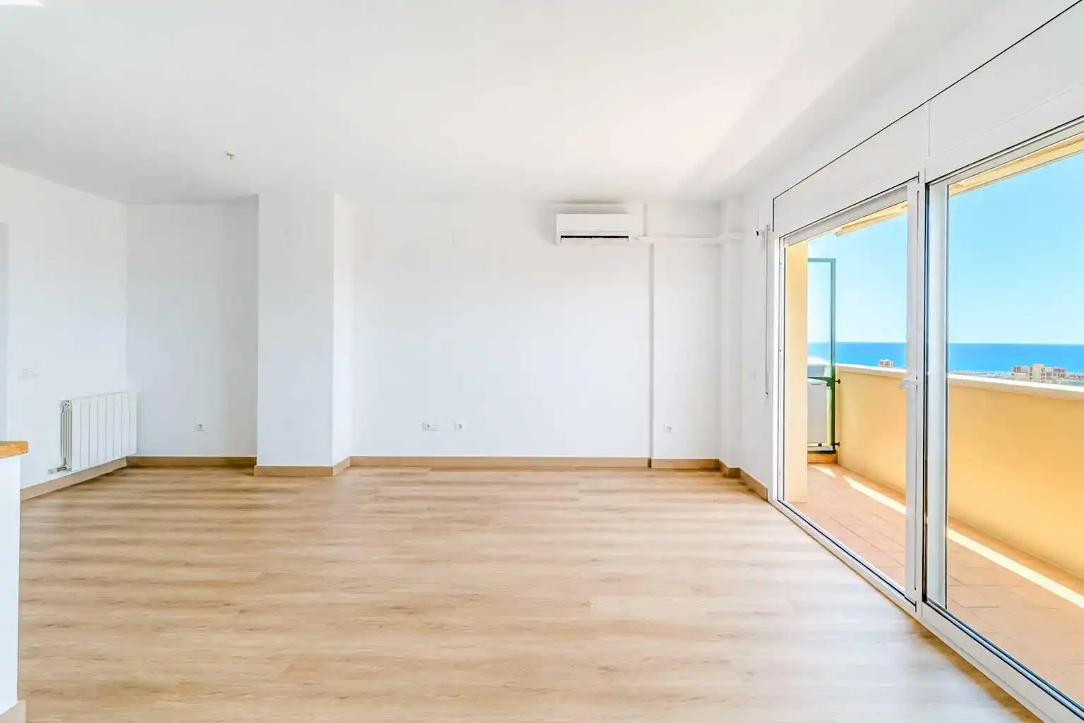 Living room of Flat for sale in Sitges  with Air Conditioner, Heating and Parquet flooring