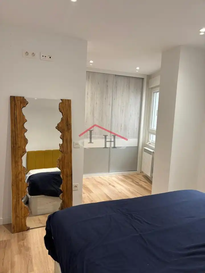 Dormitori de Pis en venda en León Capital  amb Calefacció, Parquet i Terrassa