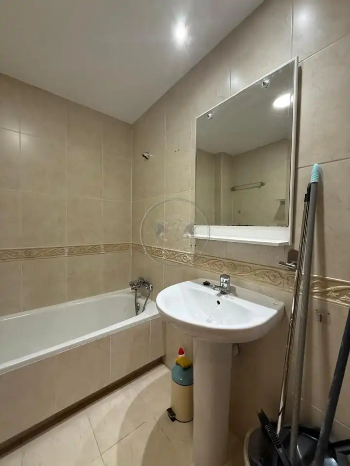 Baño de Apartamento en venta en Madrid con Calefacción y Amueblado