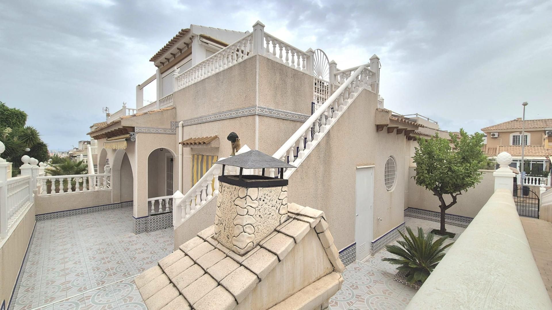 Vista exterior de Casa adosada en venda en Torrevieja amb Jardí privat, Terrassa i Moblat