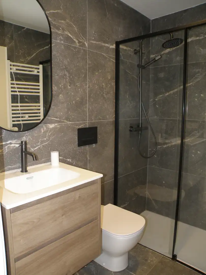 Badezimmer von Dachboden zur Miete in Vigo  mit Heizung, Terrasse und Ofen
