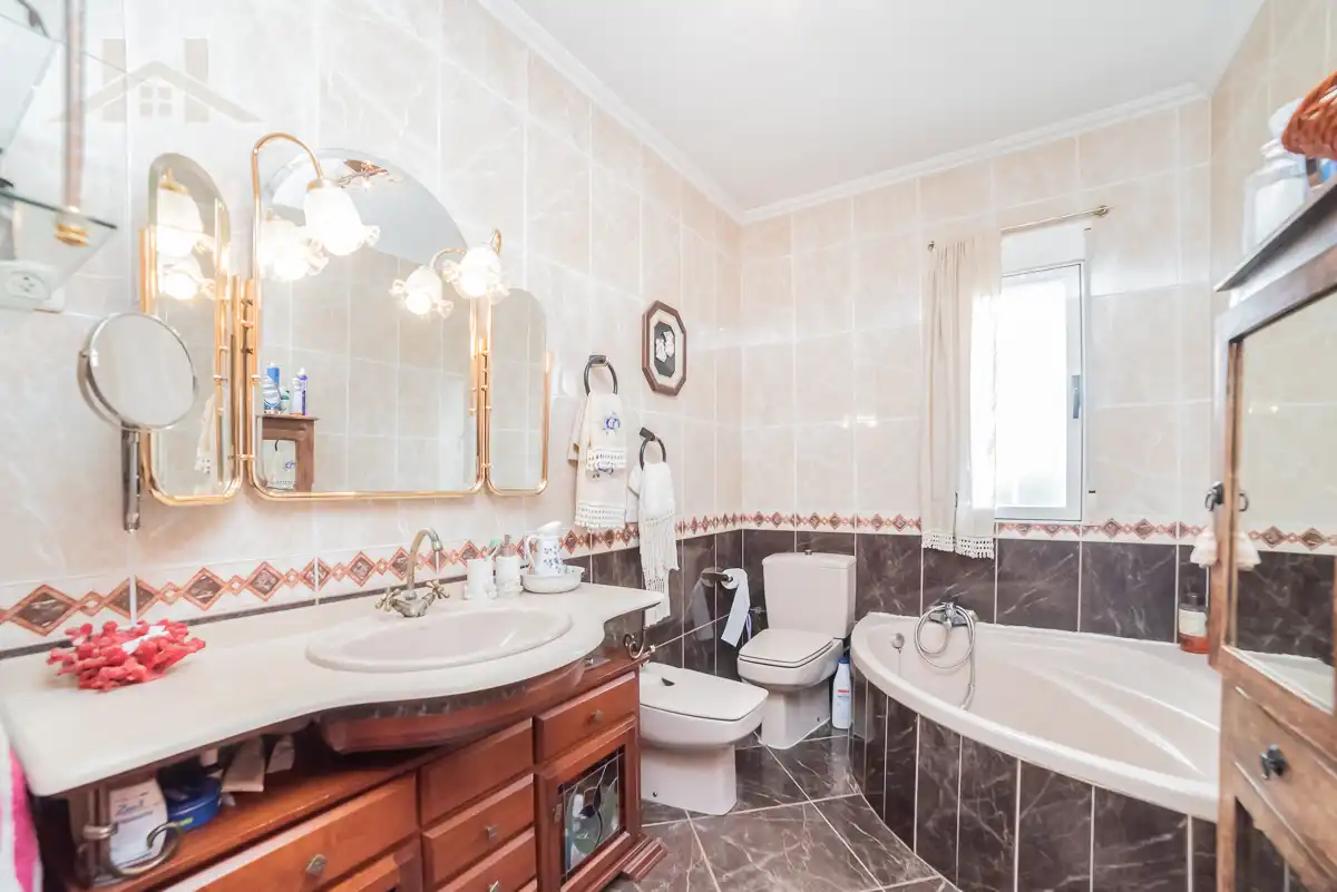 Bathroom of Houses for sale in Arroyomolinos (Madrid)  with Air Conditioner, Heating and Private garden