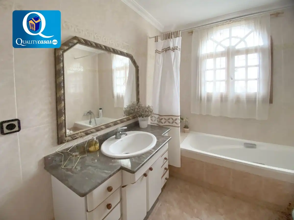 Bathroom of Houses for sale in Mutxamel  with Terrace and Storage room