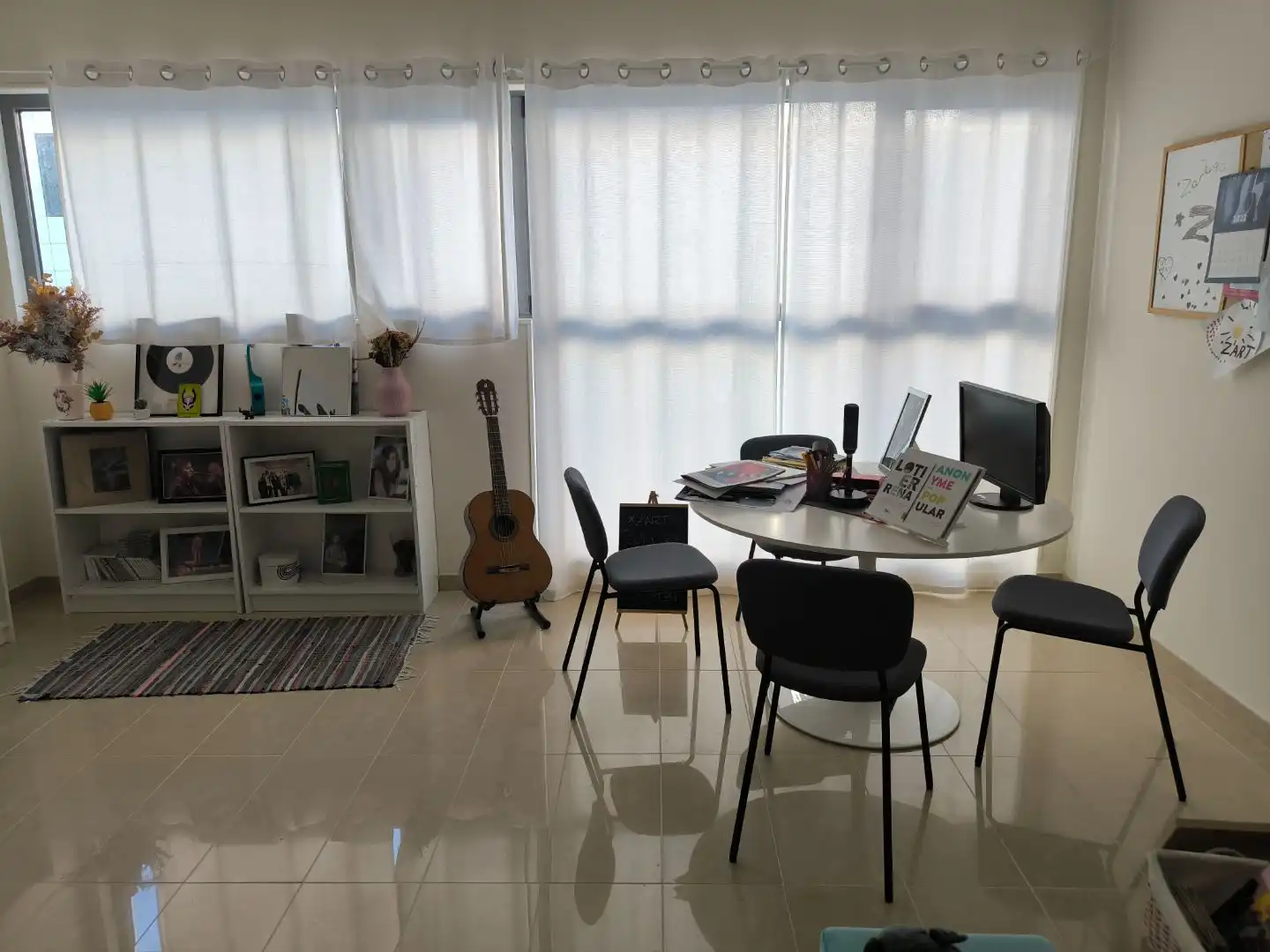 Sala d'estar de Oficina de lloguer en Donostia - San Sebastián  amb Moblat