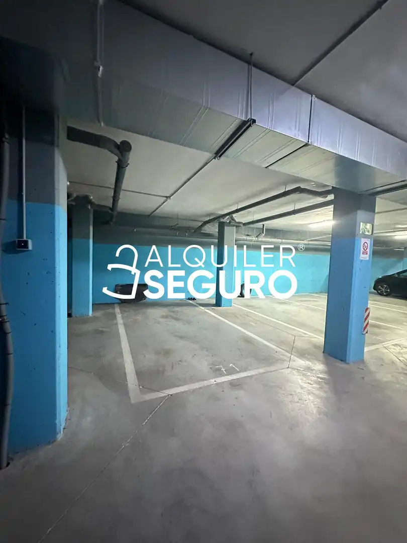 Parking de Piso de alquiler en Madrid con Calefacción, Terraza y Trastero