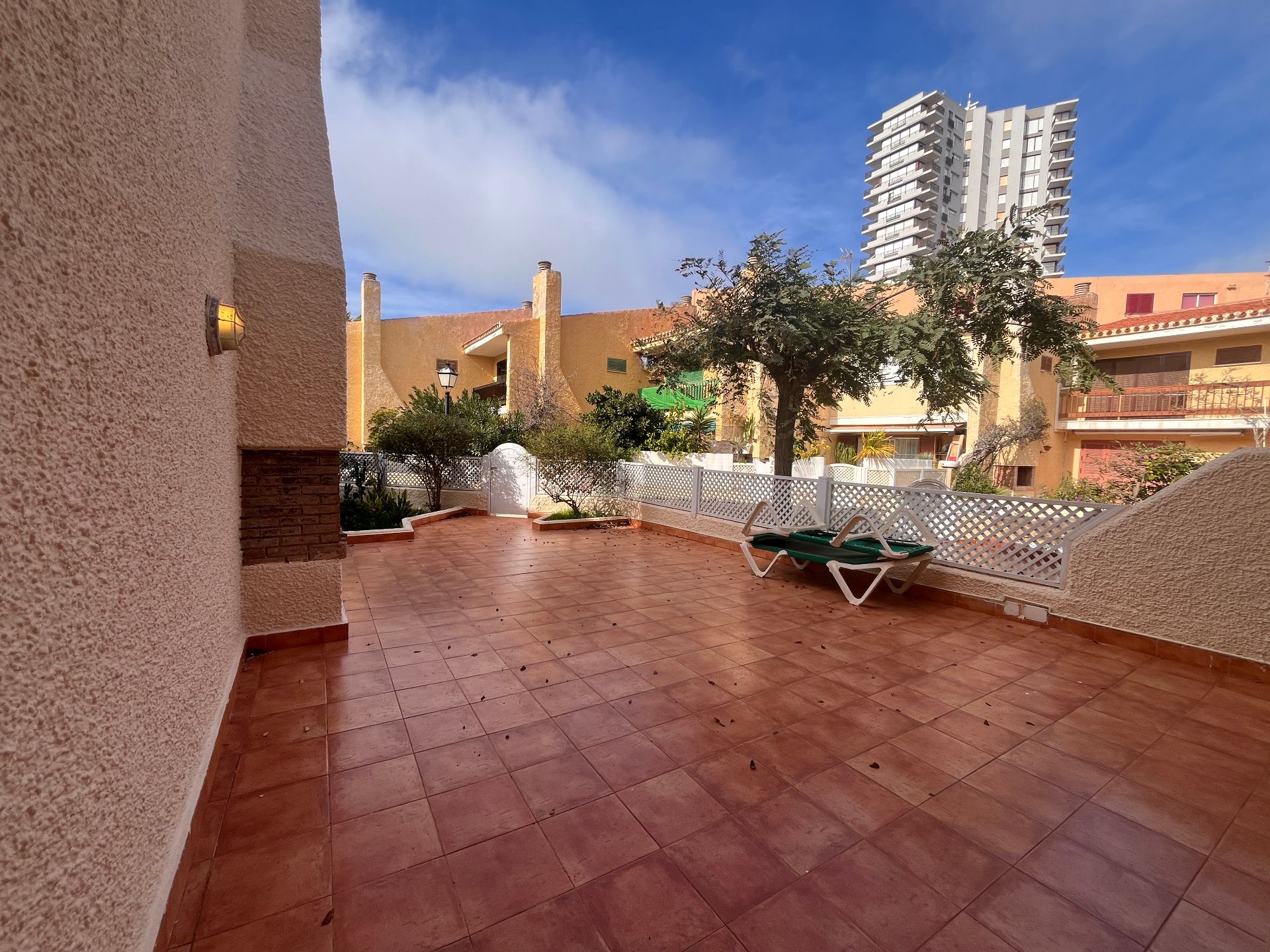 Terrasse von Einfamilien-Reihenhaus zum Verkauf in La Manga del Mar Menor mit Heizung, Privatgarten und Terrasse