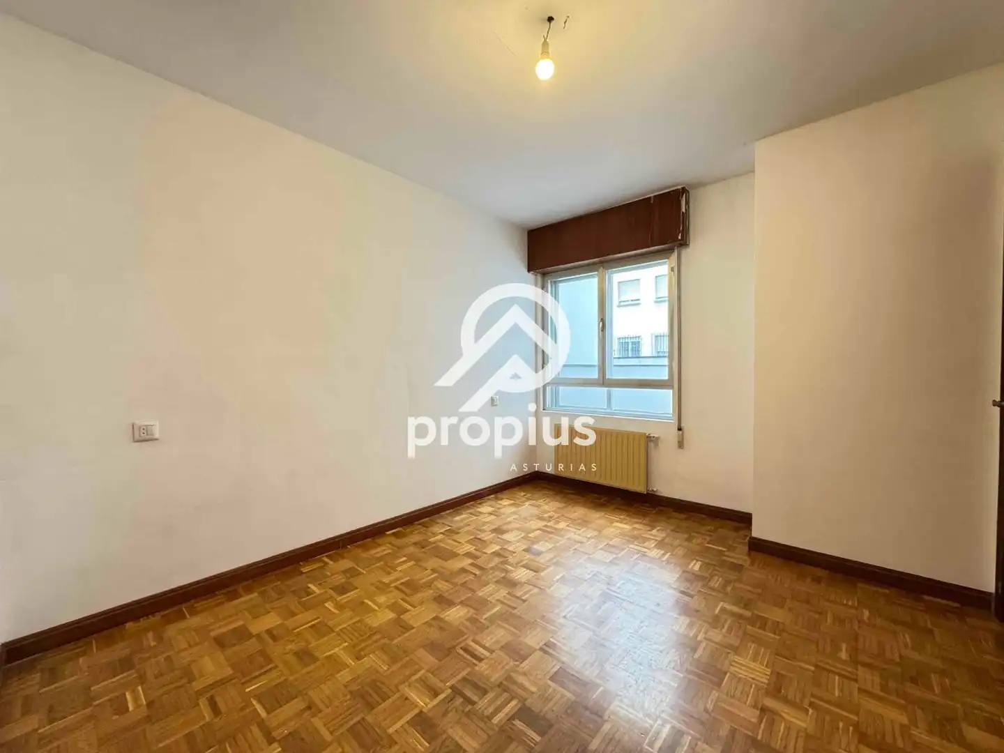 Habitación de Piso en venta en Oviedo  con Calefacción, Parquet y Terraza