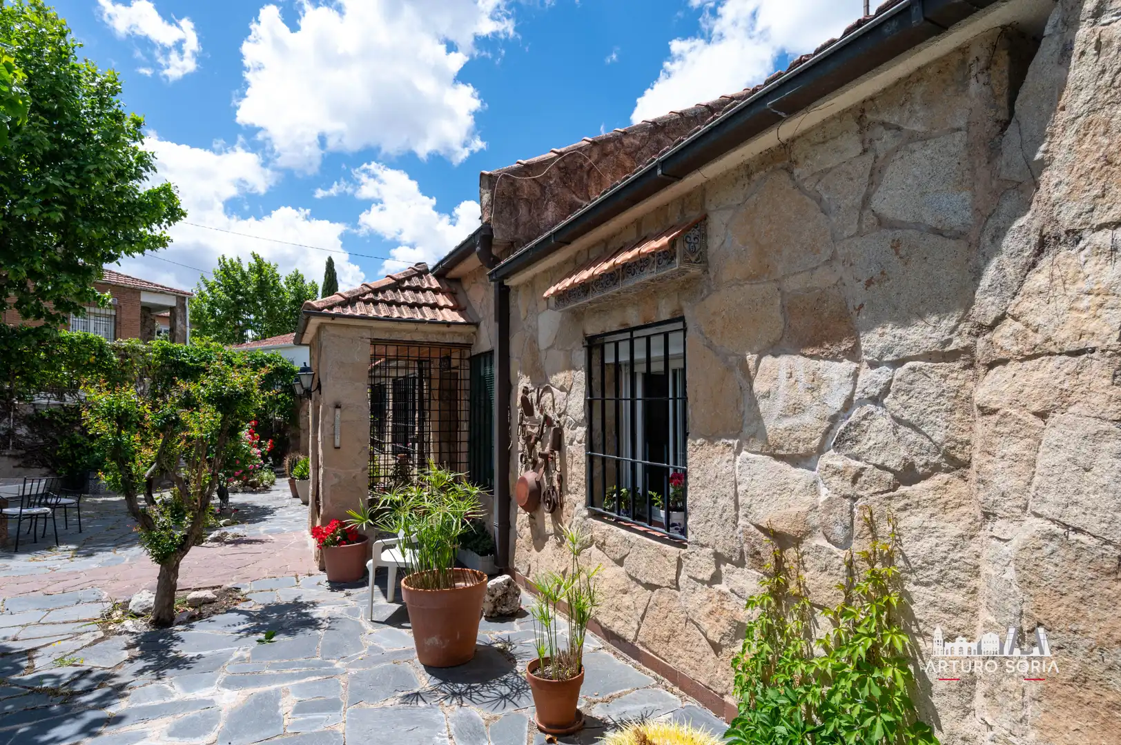Vista exterior de Casa o chalet en venta en Madrid con Calefacción y Jardín privado