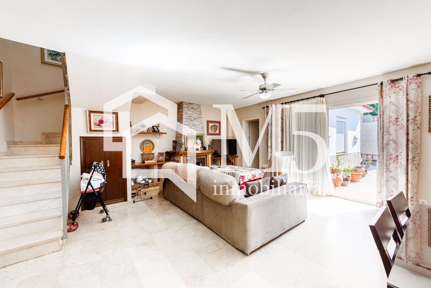 Sala d'estar de Casa adosada en venda en Vélez-Málaga