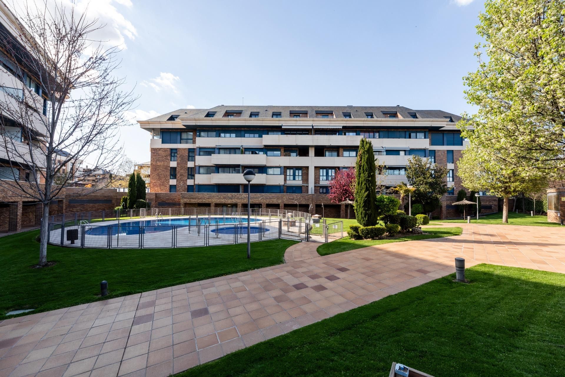 Vista exterior de Àtic en venda en Majadahonda amb Aire condicionat, Calefacció i Terrassa