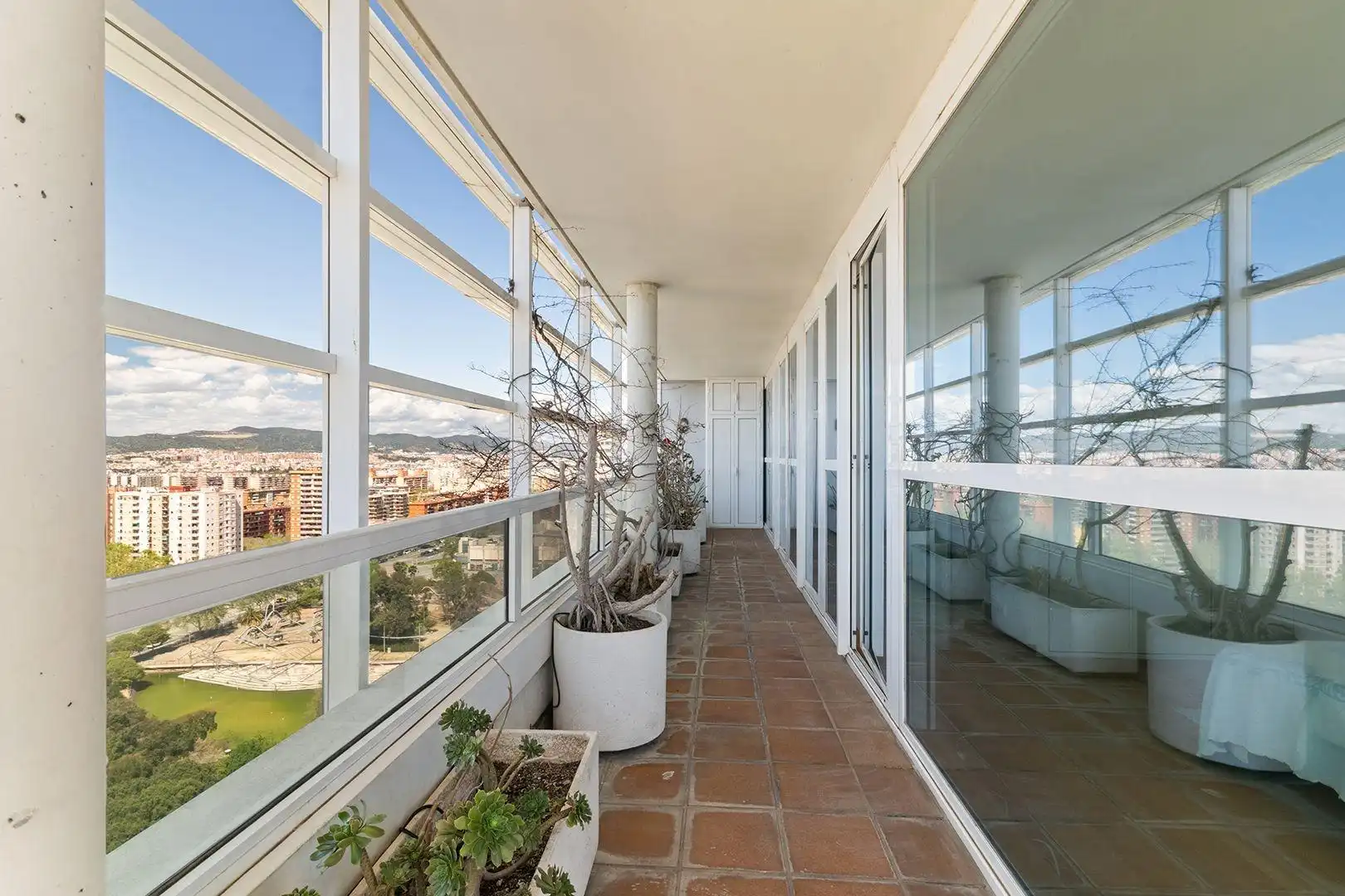 Terrasse von Maisonette zum Verkauf in Barcelona mit Klimaanlage, Heizung und Privatgarten