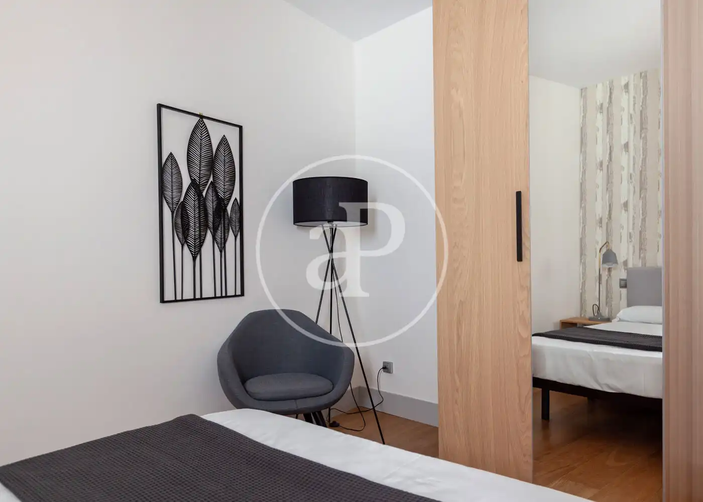 Flat for rent in Calle de Sta. María, Cortes - Huertas