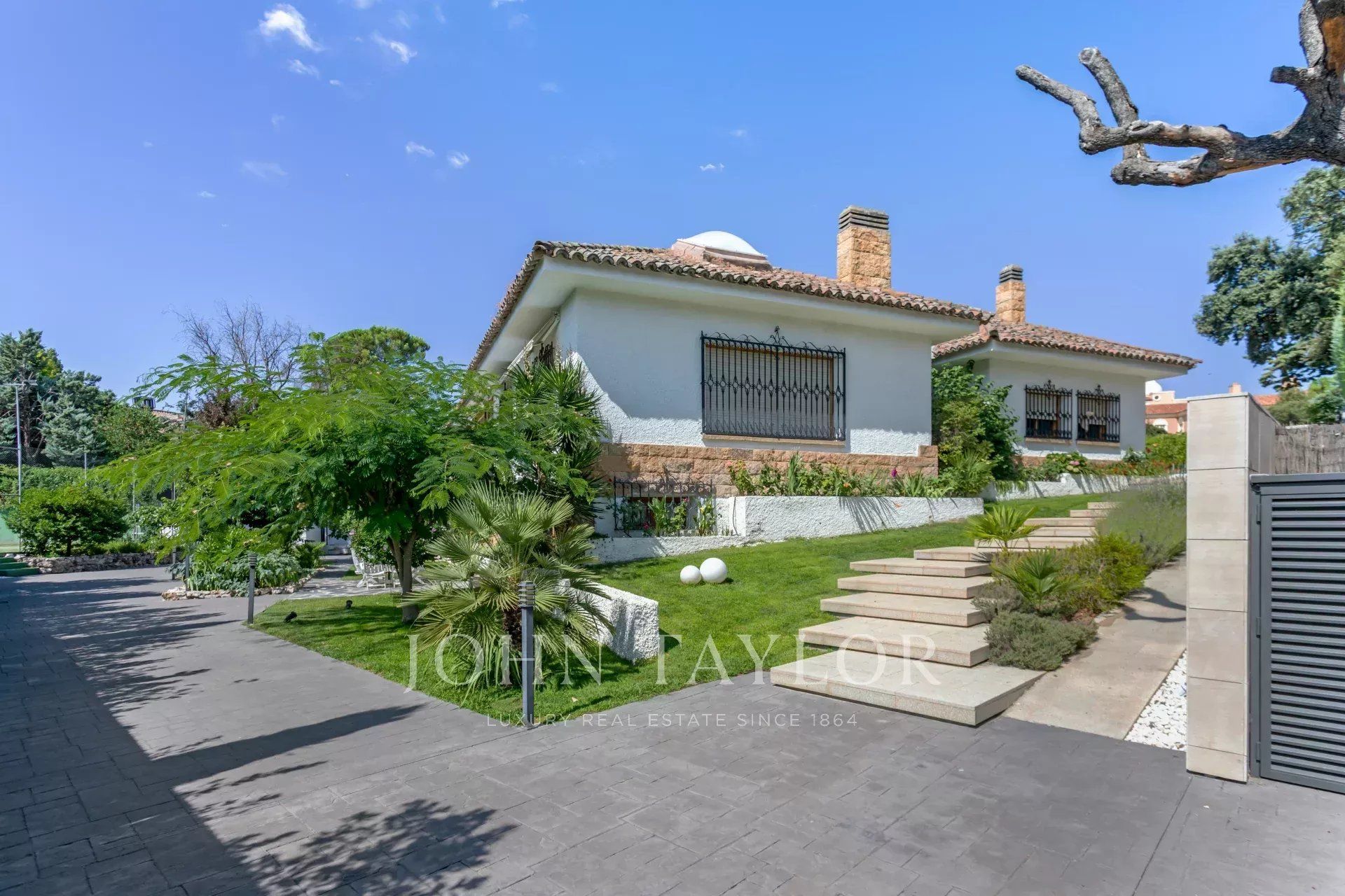 Exterior view of House or chalet for sale in La Moraleja  with Heating, Private garden and Swimming Pool