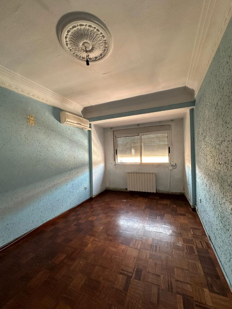 Bedroom of Flat for sale in  Zaragoza Capital  with Air Conditioner, Balcony and Alarm