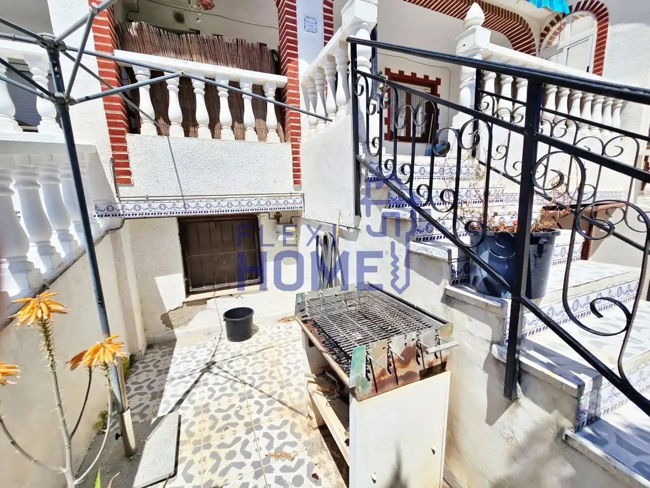 Vista exterior de Casa adosada en venta en Torrevieja con Calefacción, Jardín privado y Terraza