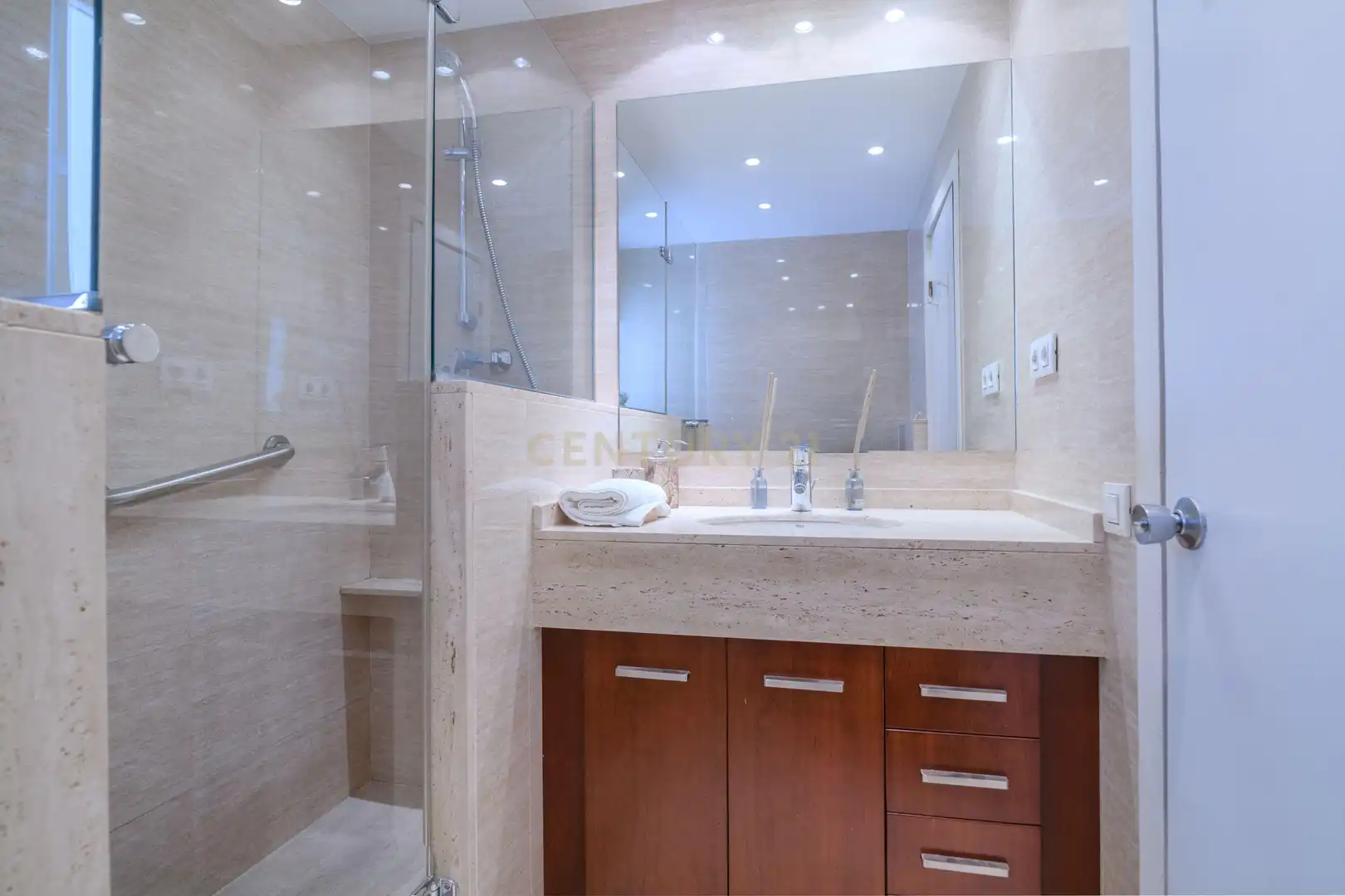 Badezimmer von Wohnung zum Verkauf in Barcelona mit Klimaanlage, Ofen und Mikrowelle