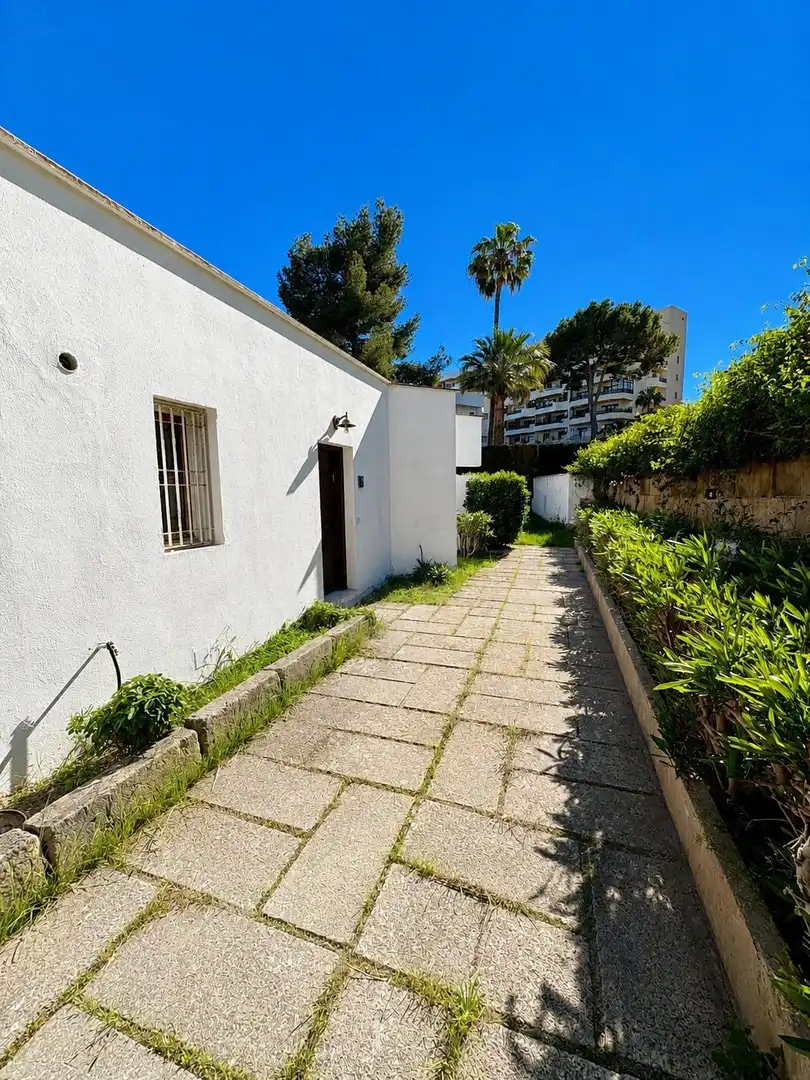 Vista exterior de Casa adosada en venda en Calvià amb Jardí privat, Terrassa i Piscina comunitària