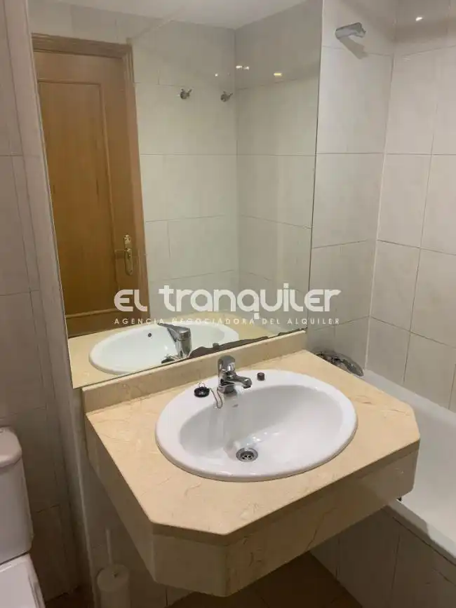 Bathroom of Flat for sale in Madrid  with Parquet flooring and Swimming Pool