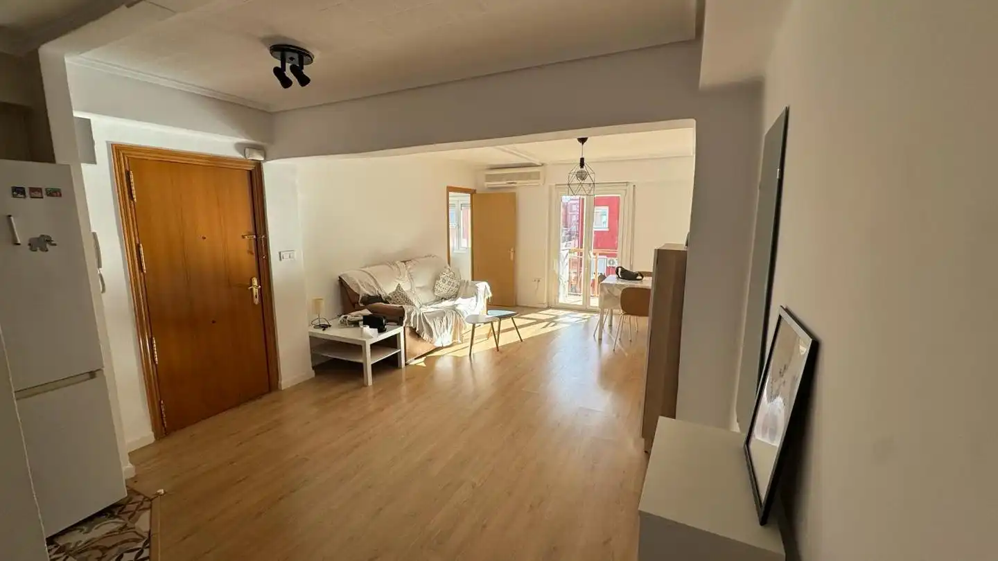 Sala d'estar de Pis de lloguer en Valencia amb Aire condicionat, Moblat i Balcó