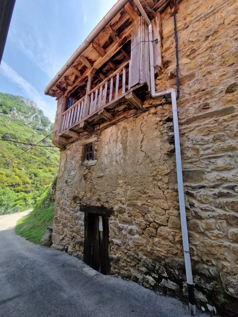 Vista exterior de Casa adosada en venta en Vega de Liébana con Terraza, Trastero y Balcón