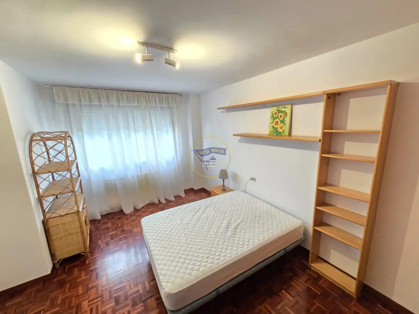 Habitación de Piso en venta en Vigo  con Calefacción, Parquet y Terraza