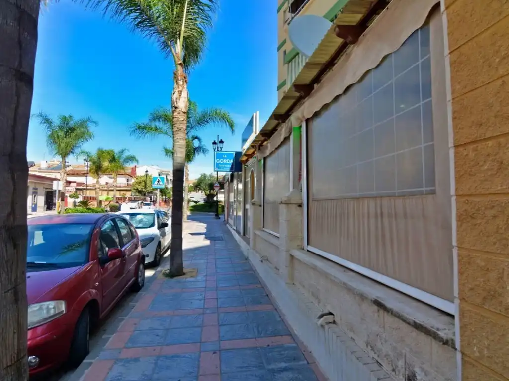 Vista exterior de Local en venda en Fuengirola amb Aire condicionat