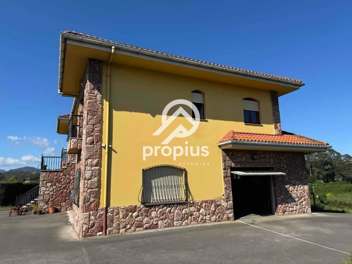 Vista exterior de Casa o chalet en venta en Avilés con Calefacción, Jardín privado y Parquet