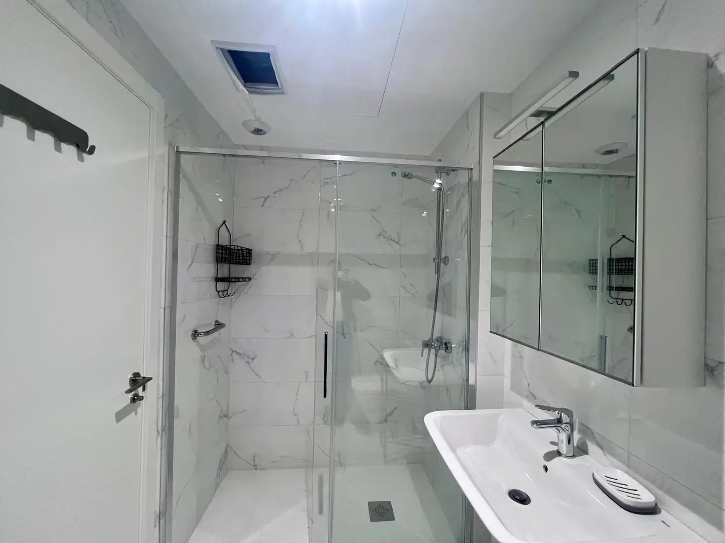 Bathroom of Flat for rent in Oviedo   with Heating, Private garden and Terrace