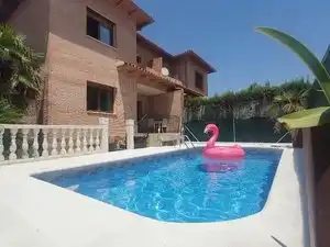 Piscina de Casa adosada en venda en Olías del Rey amb Aire condicionat, Calefacció i Jardí privat
