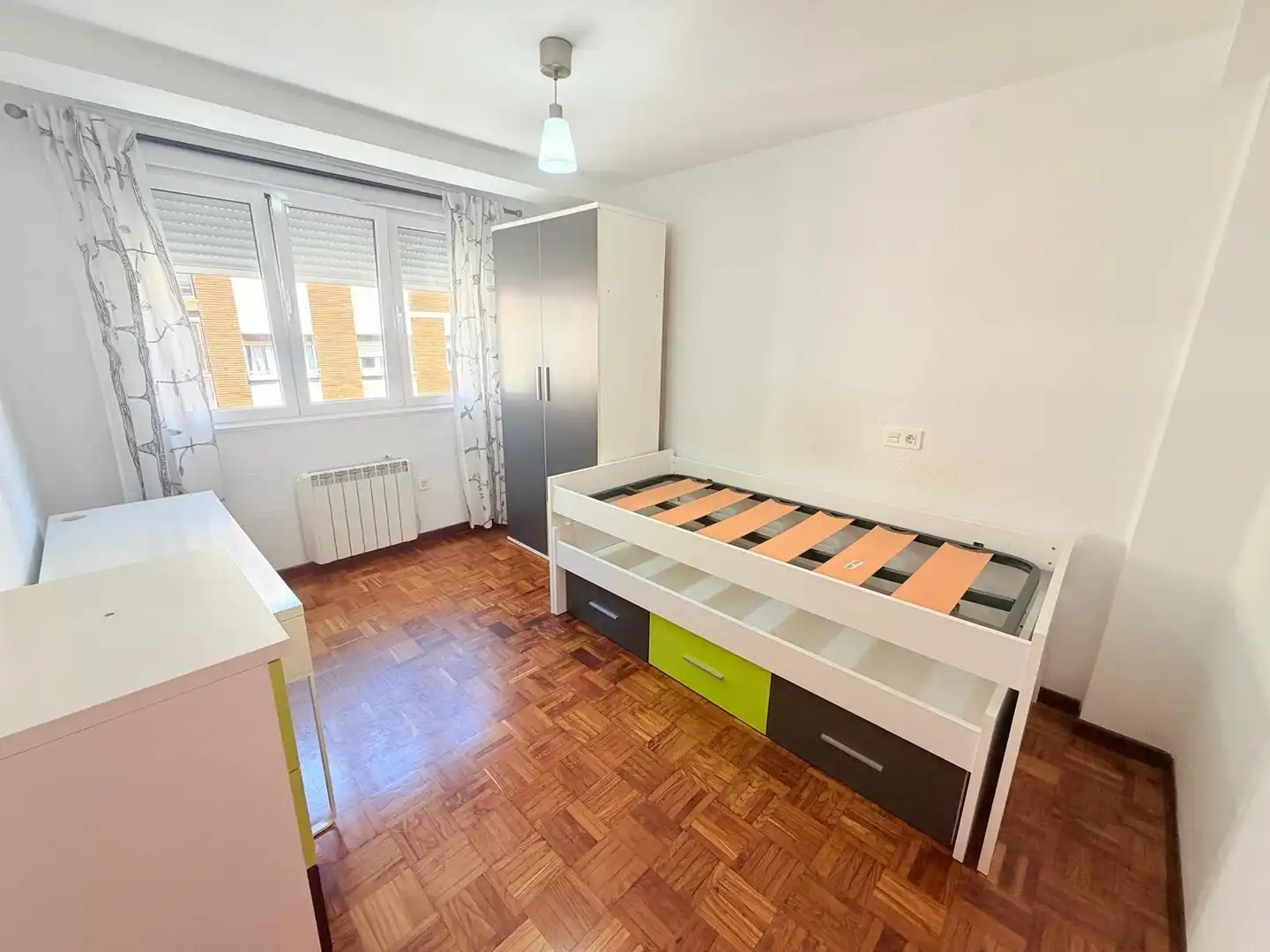 Bedroom of Flat for sale in Oviedo   with Balcony