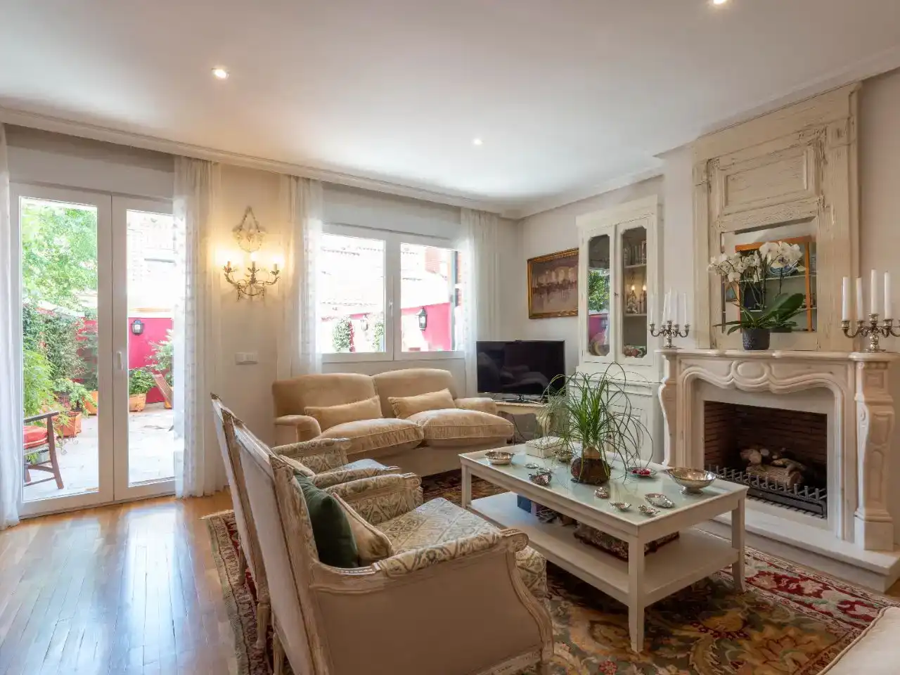 Sala d'estar de Casa adosada en venda en Madrid amb Aire condicionat, Jardí privat i Parquet
